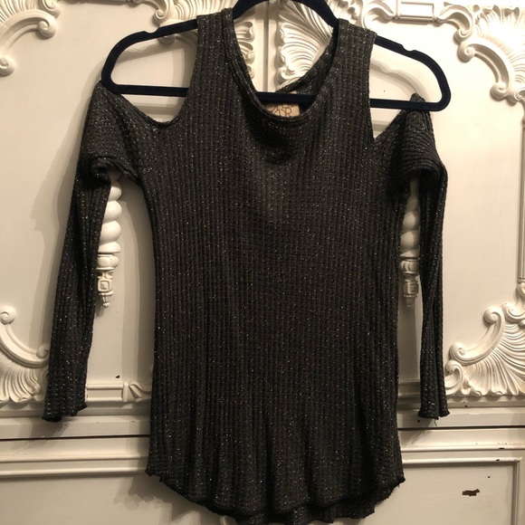 Chaser Cold Shoulder - Picture 2 of 3